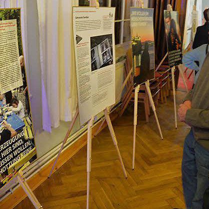 2 ältere Personen stehen vor den Ausstellungsstücken