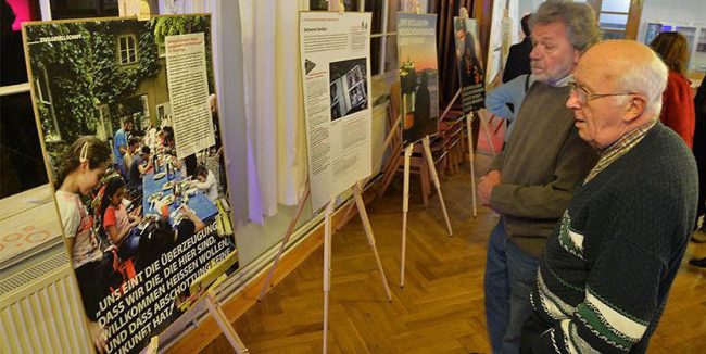 2 ältere Personen stehen vor den Ausstellungsstücken