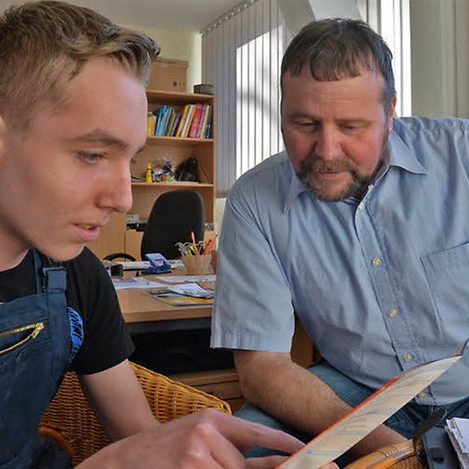 Mitarbeiter Roland Niehoff im Gespräch mit einem Auszubildenen