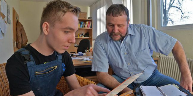 Mitarbeiter Roland Niehoff im Gespräch mit einem Auszubildenen