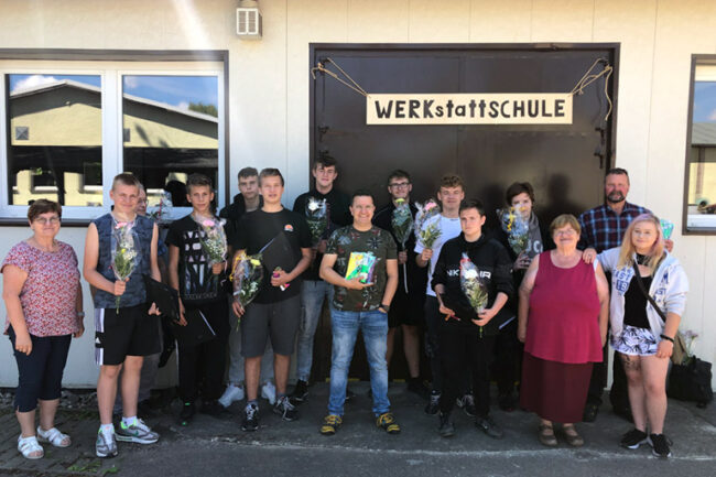 Gruppenbild vor dem Eingangsbereich zur Werkstatt