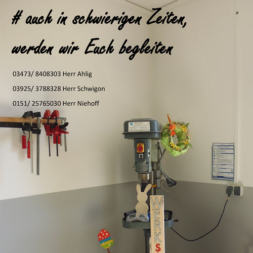 Bild aus der WERKstattSCHULE mit Holzschild vor der Bohrmaschine