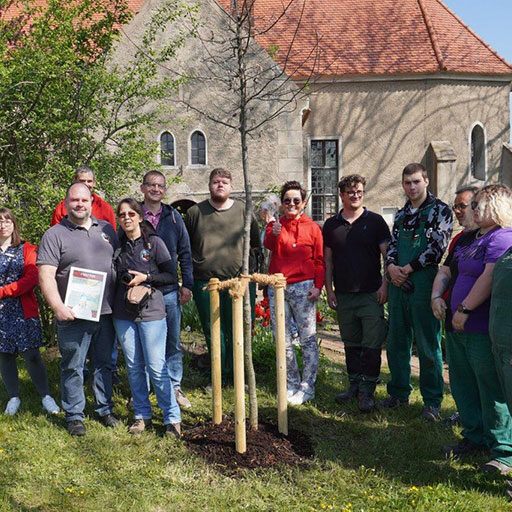 „Baum der Inklusion“ gepflanzt mit mehreren Teilnehmern des BBRZ