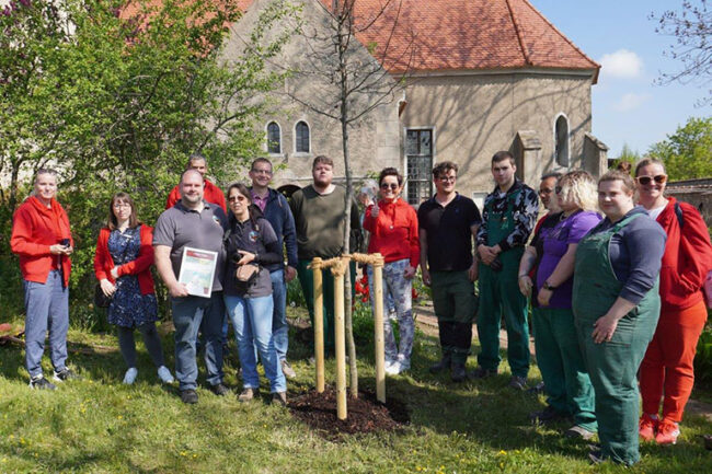 „Baum der Inklusion“ gepflanzt mit mehreren Teilnehmern des BBRZ