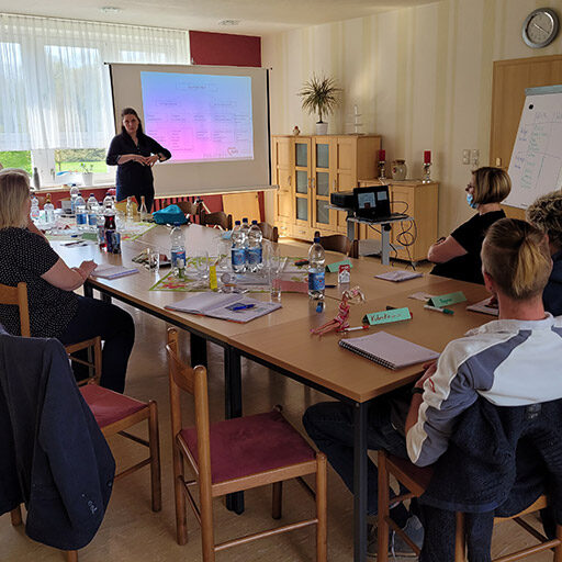 Gruppe von Mitarbeitern bei der Schulung der Suchtberatungsstelle der AWO