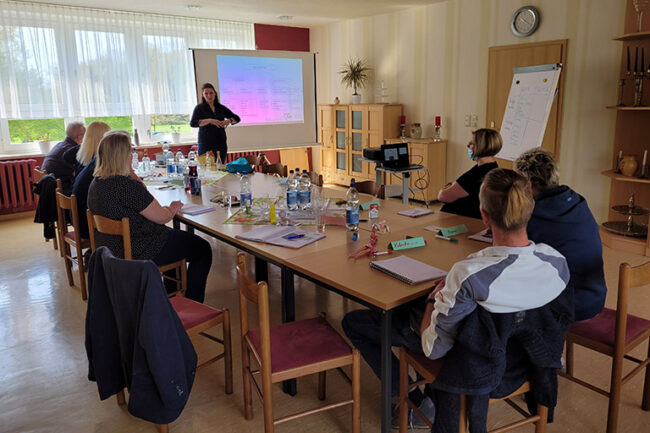 Gruppe von Mitarbeitern bei der Schulung der Suchtberatungsstelle der AWO