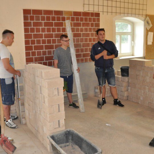 Ausbilder begrüßt zum Ausbildungsbeginn seine neuen Hochbaufachwerker-Lehrlinge