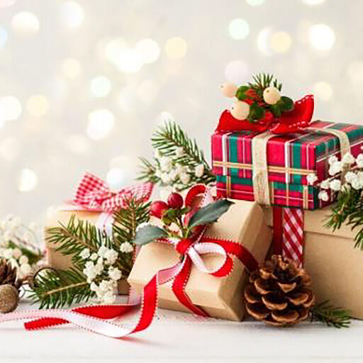 Großaufnahme mehrerer weihnachtlich eingepackter Pakete