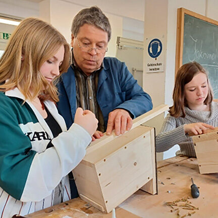 Siebtklässlerin Fennja von der Ganztagsschule Egeln beim Bau eines Nistkastens
