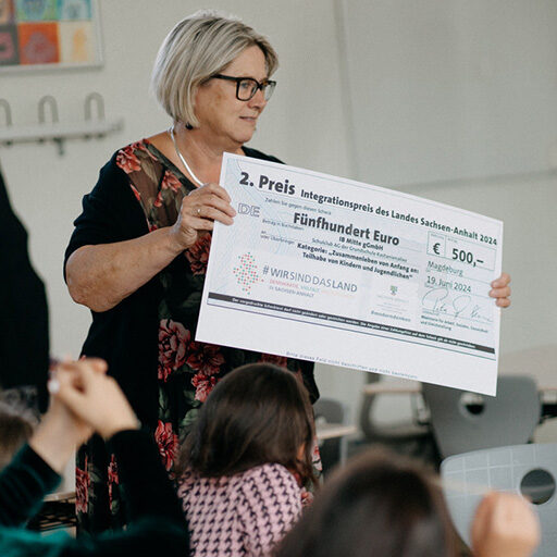 Feierliche Übergabe des großen Schecks an die Kinder