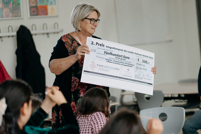 Feierliche Übergabe des großen Schecks an die Kinder