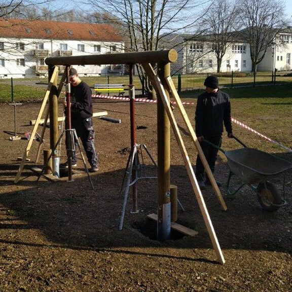 Zwei Auszubildende beim Aufstellen von Spielgeräten