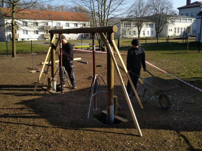 Zwei Auszubildende beim Aufstellen von Spielgeräten