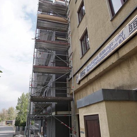 Mit Baugerüsten eingerüstetes Haus Nord