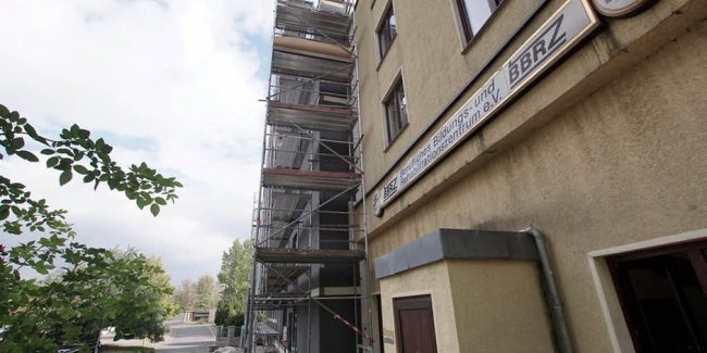 Mit Baugerüsten eingerüstetes Haus Nord