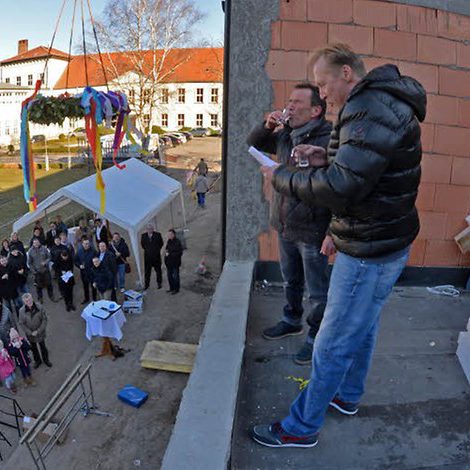 Richtfest Ansprache von Norbert Falke auf dem Dach des Gebäudes