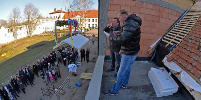 Richtfest Ansprache von Norbert Falke auf dem Dach des Gebäudes