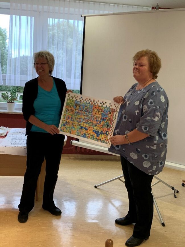 Frau Scheffler von con!flex überreicht feierlich den Kunstdruck für die erfolgreiche Qualitätstestierung an Frau Luther