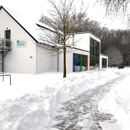 Eingeschneite Grundschule Rathmannsdorf