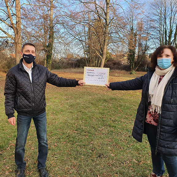Feierliche Spenden-Scheck Übergabe an Frau Christine Heusch