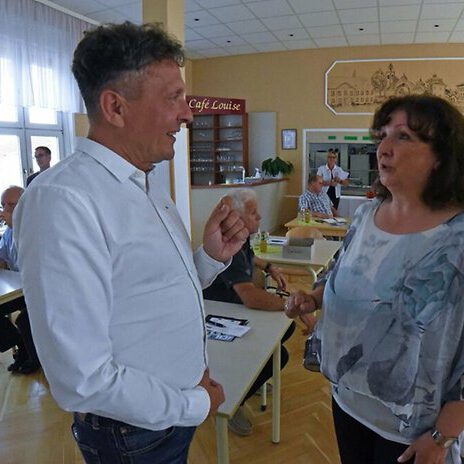 Michael Kogel, Geschäftsführer des BBRZ, und Beratungsteilnehmerin Christine Heusch tauschen Erfahrungen aus.