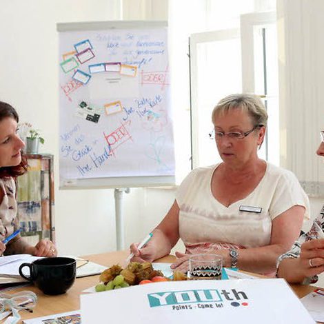 3 weibliche Personen bei der Projektplanung