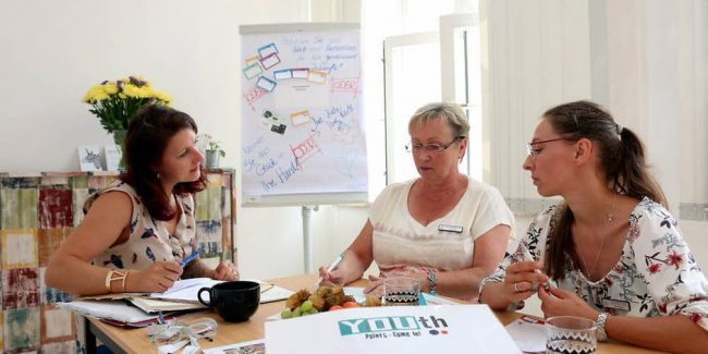 3 weibliche Personen bei der Projektplanung